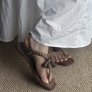 En stock – Sandales plates romaines tendance rétro à pampilles et rivets pour femme – Style français polyvalent à bout carré - Product Image 2
