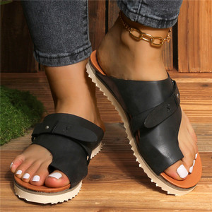 Nouvelles ventes de tongs d'été à bout plat pour femmes de grande taille sandales de plage semelle intérieure <span class=keywords><strong>en</strong></span> PU souple et antidérapante à l'extérieur à porter - Product Image 2