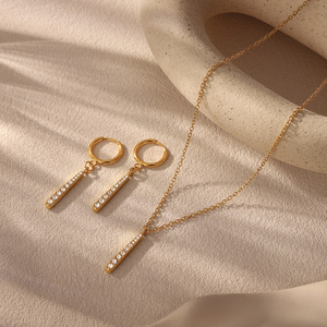 Conjunto de collar con colgante de barra de diamantes chapado en oro y aretes de aro para mujer, conjunto de joyería para uso diario. - Product Image 3