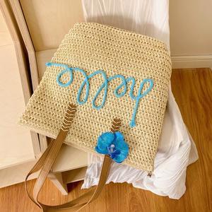 กระเป๋าโท้ทฟางสานสำหรับผู้หญิงกระเป๋าโท้ทแฟชั่นใหม่พร้อมดอกไม้และตัวอักษร - Product Image 2