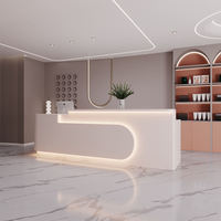 Comptoir de réception en bois de luxe avec incrustation de marbre pour boutique haut de gamme