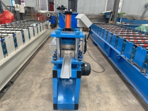 Machine entièrement automatique <span class=keywords><strong>de</strong></span> bande <span class=keywords><strong>de</strong></span> volets roulants <span class=keywords><strong>Guide</strong></span> <span class=keywords><strong>de</strong></span> porte <span class=keywords><strong>de</strong></span> volet roulant faisant la machine <span class=keywords><strong>de</strong></span> formage <span class=keywords><strong>de</strong></span> rouleaux - Product Image 3