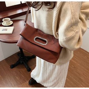 Sac fourre-tout matelassé texturé en diamant, sac à bandoulière pliable de couleur unie de conception de niche pour femmes, best-seller en gros et à la mode - Product Image 4