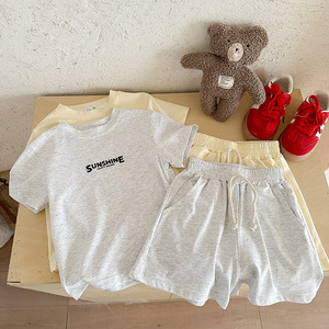 Vente en gros de tenues d'été pour filles en 2 pièces, ensemble t-shirt à manches courtes et short de couleur unie, ensemble de vêtements décontractés pour enfants - Product Image 3
