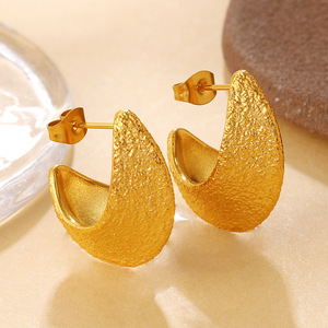 Pendientes Huggie Luna Creciente de Acero Inoxidable con Baño de Oro de 18K y Acabado Esmerilado, Joyería de Moda - Product Image 1