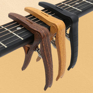 Capo de <span class=keywords><strong>Guitarra</strong></span> de Nailon Transfronterizo con Tres Funciones: Clavijas de Afinación, Almacenamiento de Púas y Cambio de Afinación - Product Image 1