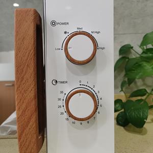 Four à <span class=keywords><strong>micro</strong></span>-ondes mécanique rétro 700W 5 niveaux de puissance Miroir en verre Fonction solo Poignée en bois 20L - Product Image 4
