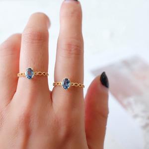 Anello da Donna di Lusso Leggero in Tungsteno Placcato Oro 18K con Topazio Blu Imitazione di Alta Qualità Stile Retrò Traforato Londinese - Product Image 5