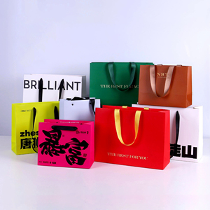 Bolsas de embalaje de regalo de lujo con logotipo personalizado con materiales reciclados Papel revestido Impresión UV Asas planas Diseño ecológico - Product Image 1