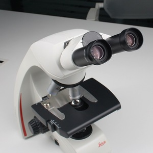 Microscope optique binoculaire Leica Dm500, éclairage LED, haute magnification, conception ergonomique pour utilisation en laboratoire - Product Image 1