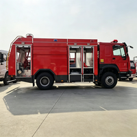 Camion de pompiers Sino Truck HOWO 4X4 à transmission intégrale avec réservoir d'eau de 10 000 L et système de lutte contre l'incendie à la mousse