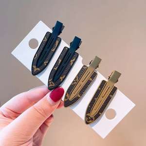 <span class=keywords><strong>Instagram</strong></span> Style Version coréenne Vintage cuir métal ours <span class=keywords><strong>en</strong></span> peluche frange pince canard échiquier pince maquillage pince cheveux accessoires - Product Image 5