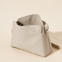 Sac à bandoulière élégant et moderne en cuir véritable avec fermeture boutonnée pour femme, sac à main minimaliste pour le bureau, pochette polyvalente pour les trajets quotidiens et les soirées