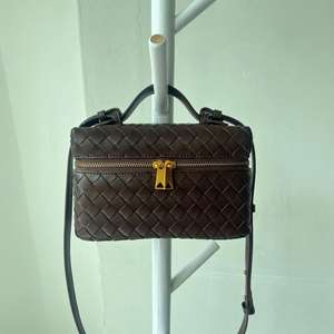 Bolso de almuerzo tejido de lujo para mujer, versátil, hecho a mano, pequeño, cuadrado, con cremallera, de poliéster, de un solo hombro, tipo bandolera. - Product Image 1