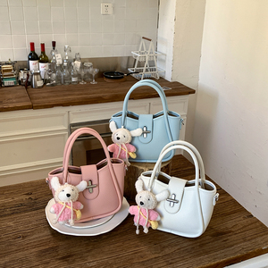 Graziosa Mini Borsa <span class=keywords><strong>a</strong></span> Secchiello con Ciondolo in Peluche, Borsa <span class=keywords><strong>a</strong></span> Tracolla e con Manico Superiore in Morbida Pelle PU per la Moda Quotidiana - Product Image 3
