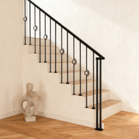 Balustrades en fer forgé artistiques, main courante d'escalier, designs de balustrades métalliques, fuseaux dans l'escalier de la villa