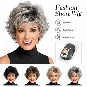 Perruque Courte Bouclée Effet Flip-Out Noir Gris Argenté Dégradé Fibre Résistante à la Chaleur Frange Latérale Femme OEM - Product Image 1