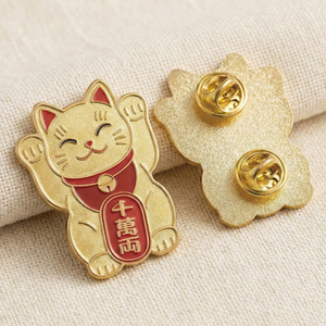 Pin Esmaltado de Gato de la Suerte 'Diez Millones de Ryo' Bañado en Oro, Directo de Fábrica, Broche de Regalo Empresarial para Inauguraciones y Celebraciones - Product Image 1