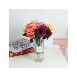 Mock bouquet de mariée Roses de bureau Placer des fleurs Fleurs en soie 3 mains tiennent des roses bulgares