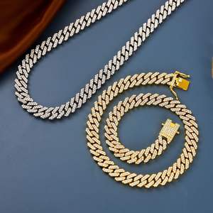 Un conjunto de pulsera y collar de cadena cubana adornados con diamantes, aptos tanto para hombres como para mujeres. - Product Image 3