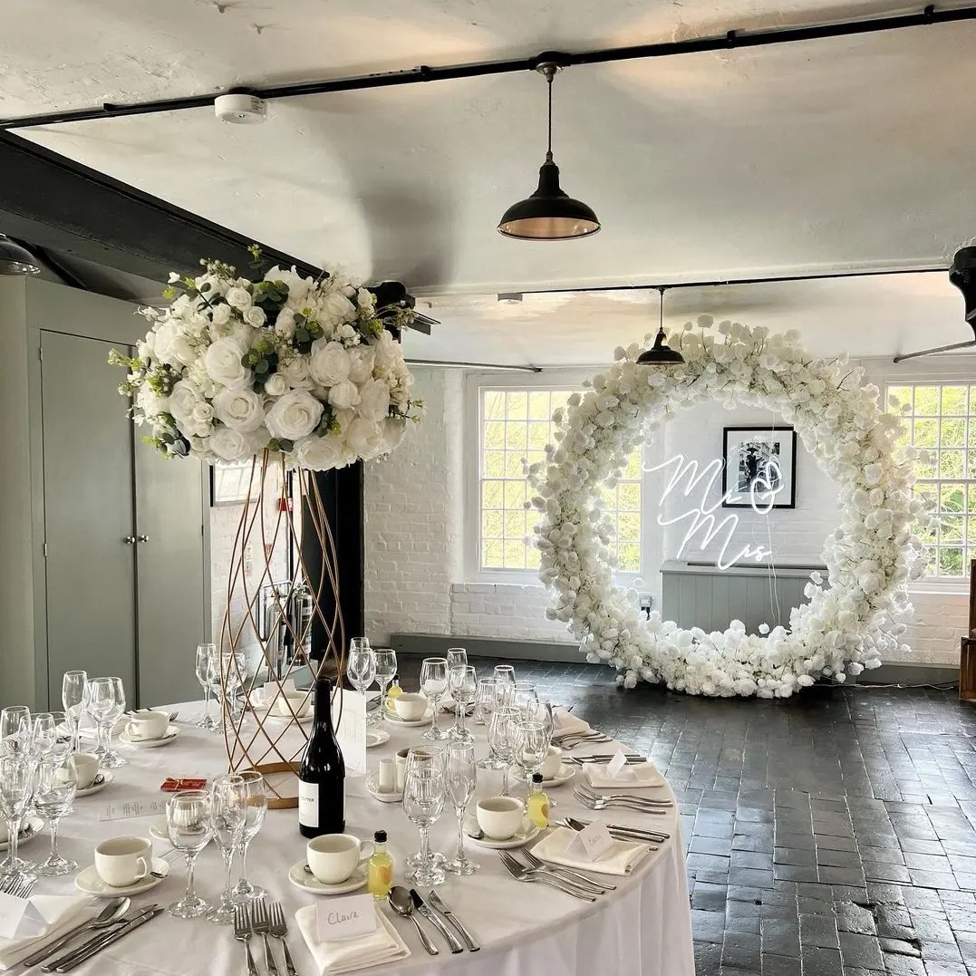 Party zubehör Dekorationen Weiße Seiden rosen Künstliche Blumen Runder Kreis Hochzeit Hintergrund Bogen Bühnen dekoration für Hochzeit