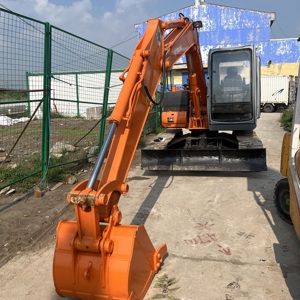 Excavatrice sur chenilles Hitachi ZX60 d'occasion, pesant 6 tonnes, marque japonaise Zaxis 60, en bon état de fonctionnement. - Product Image 5