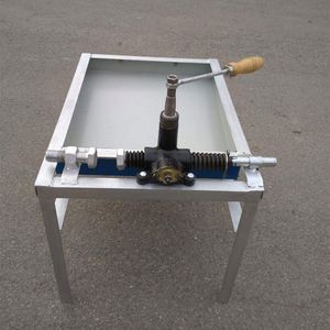 Macchina Rompi Noci Manuale a Tavolo Singolo e Doppio per Noci Secche e Umide, con Sistema di Bloccaggio - Product Image 5