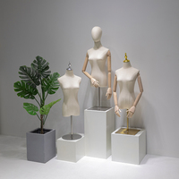 Mannequin de présentation femme demi-corps recouvert de lin avec bras en bois pour la vente au détail