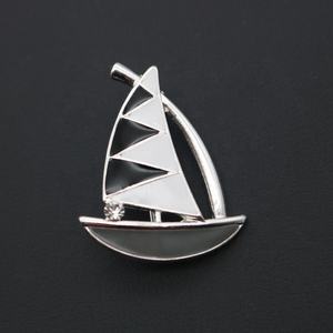 नाजुक डिजाइन सेलबोट बिल्ला कस्टम धातु सजावट उपहार पिन गर्म बिक्री स्टॉक बच्चों उपस्थित - Product Image 3