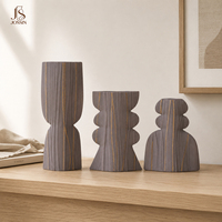 Vase à fleurs en céramique nordique moderne Jossin avec texture à rayures dorées, design géométrique sculptural pour la décoration de la table du salon à la maison