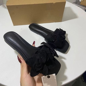 รองเท้าแตะสตรีแบบสวมหัวเหลี่ยม ลายกลีบกุหลาบ เปิดนิ้วเท้า ใส่ได้ทั้งในบ้านและนอกบ้าน แบบแบน ไม่มีกล่อง - Product Image 1