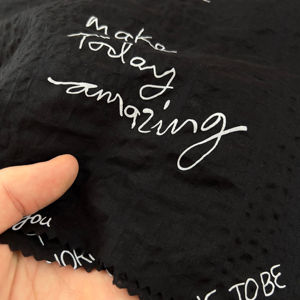 ผ้าฝ้ายทอสีดำขาว พิมพ์ลายคำ<span class=keywords><strong>คม</strong></span>เขียนด้วยลายมือ ผ้ากันยับ ไม่ต้องรีด ขนาด 50/52 นิ้ว 80 กรัม สำหรับเด็กชายและเด็กหญิง - Product Image 5