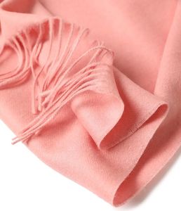 Nouvel arrivage de châle en laine chaude de couleur unie épais d'hiver et d'automne <span class=keywords><strong>écharpe</strong></span> à pompon doux pour femmes enveloppement en laine de <span class=keywords><strong>cachemire</strong></span> - Product Image 6