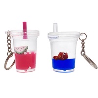 Porte-clés en acrylique attrayant rempli de liquide, avec logo et sangle personnalisables, idéal comme souvenir de marque pour les boutiques de bubble tea
