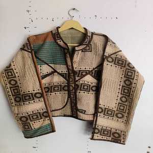 Nouvelle veste courte en tricot Kantha réversible vintage faite à la main avec fonction de séchage rapide, fermeture à boutons, coupe régulière pour l'été et l'automne - Product Image 1