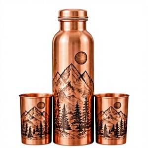 Bouteille d'eau artisanale en cuivre avec couvercle et deux tasses assorties, motif montagne et arbre gravé, ensemble de vaisselle d'extérieur - Product Image 1