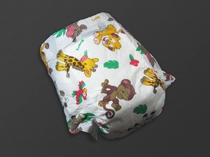 Ventes en gros de couches pour adultes jetables à haute absorption d'eau, imprimées avec des dessins animés d'animaux, en film PE, bon marché, échantillons gratuits pour les hôpitaux - Product Image 3