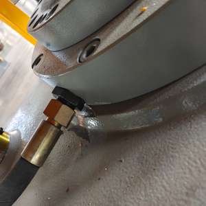 200-Tonnen-Vulkanisierpresse mit Heizplatte für Automobil-Bremsbeläge und andere Formanwendungen - Product Image 3