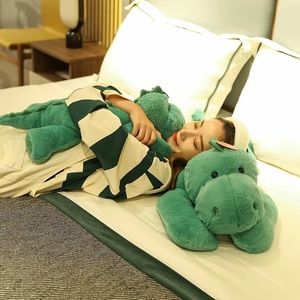 Divers styles de jouets en peluche, y compris de mignons petits ours, des dinosaures et des oreillers en peluche en forme de cochon, sont des décorations pour la maison et des cadeaux de fêtes. - Product Image 3