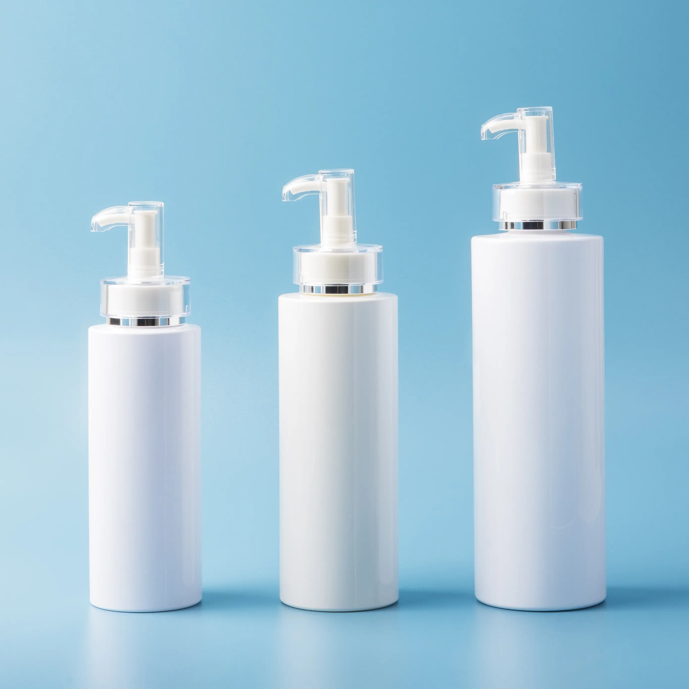 Bouteilles en plastique blanc brillant de luxe 16oz rondes vides pour après-shampoing Gel douche emballage en plastique or sans air bouteille de pompe à shampoing