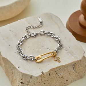 Épinglette en acier inoxydable en forme de croix avec diamants, bracelet en forme de croix pour femme, accessoire de style haut de gamme - Product Image 4
