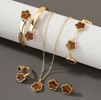 Collection de bijoux exquis en alliage radiant avec pendentif trèfle à cinq feuilles porte-bonheur, ensemble de bijoux ajustable et tendance