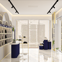 Meubles de vitrine pour boutique de cosmétiques et parfums, design d'intérieur, personnalisation complète de la pièce, présentoirs pour magasin de parfums, décoration.