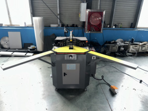 Machine à sertir les coins en aluminium 380V 50HZ à tête unique pour la fabrication de profilés de fenêtres et de portes en aluminium - Product Image 3
