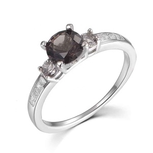 Plata italiana 925 gris inspirado enrejado de tres piedras con acento lateral Anillos de Compromiso de boda clásicos personalizados para mujeres - Product Image 1