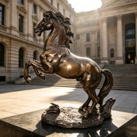 Sculpture de cheval au galop en bronze, style artistique vintage, dimensions personnalisables, pour place publique ou cour.