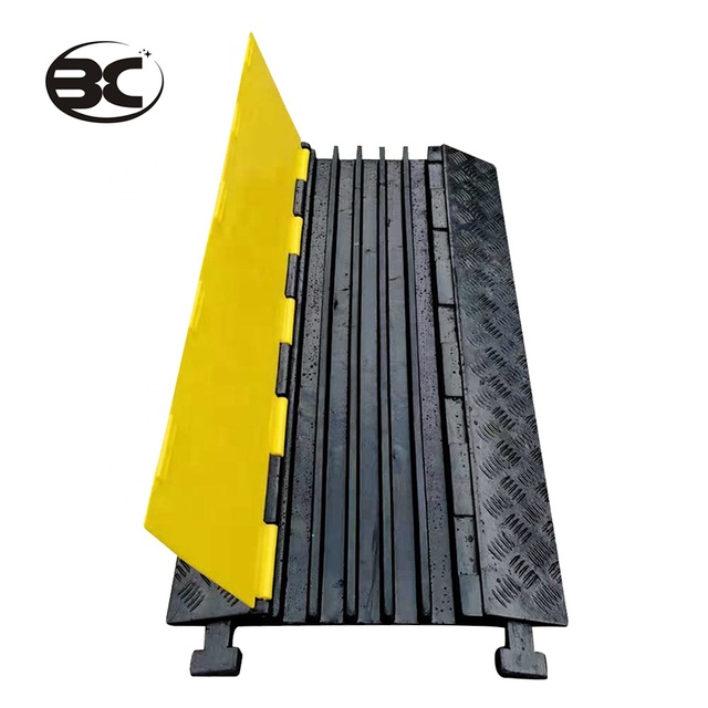 Flexible 5-Channel 35x35mm Rubber Cable Protector Bridge Roadway Outdoor 910x500x50mm Cable Cover OBC Brand 14kg
