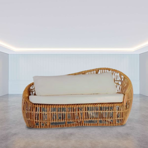 Banco de ratán hecho a mano que ofrece un diseño orgánico y una amplia superficie de asiento ideal para reuniones informales o lugares de lectura tranquilos - Product Image 4