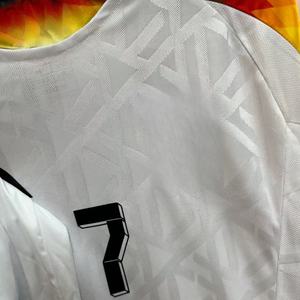 थाई गुणवत्ता 2026 क्लब अनुकूलित पुरुषों की फुटबॉल जर्सी-हल्के और लुभावनी 100% पॉलिएस्टर खेल शर्ट - Product Image 3