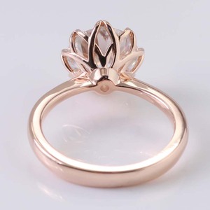 <span class=keywords><strong>Bague</strong></span> en moissanite taille ronde de 8,5 mm 2,5 ct à sertissage à griffes à 8 branches en <span class=keywords><strong>or</strong></span> rose 14 carats pour <span class=keywords><strong>femme</strong></span> - Product Image 4